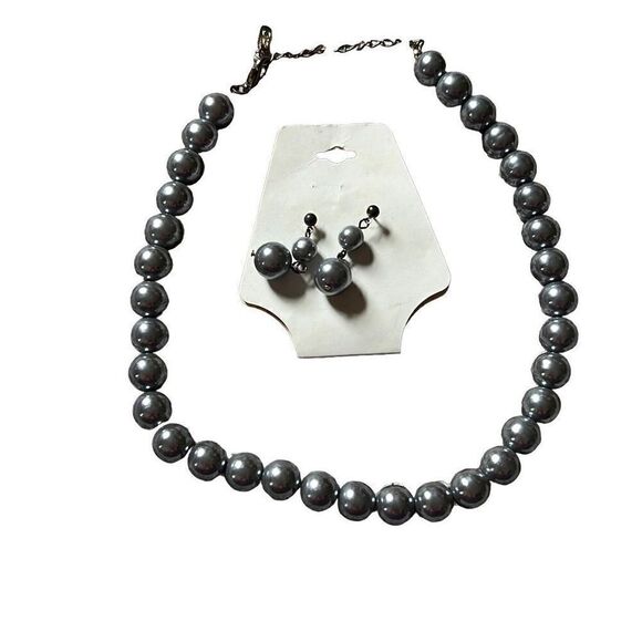 Faux pearl necklace and earring set - Picture 1 of 3